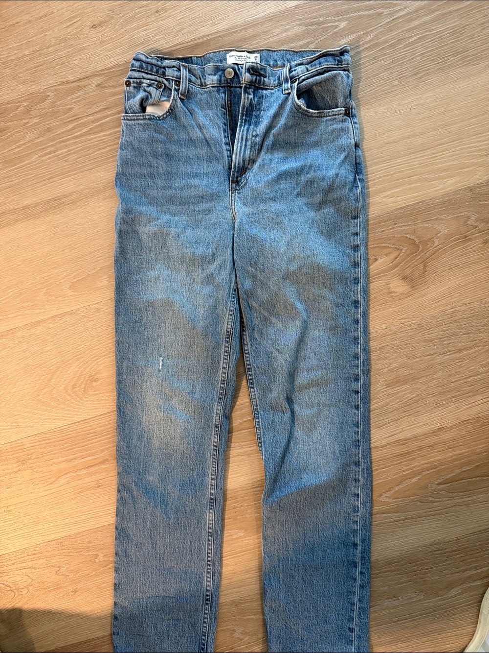 Abercrombie Women’s High-Rise 90s relaxed fit Straight Jeans - Light Blue